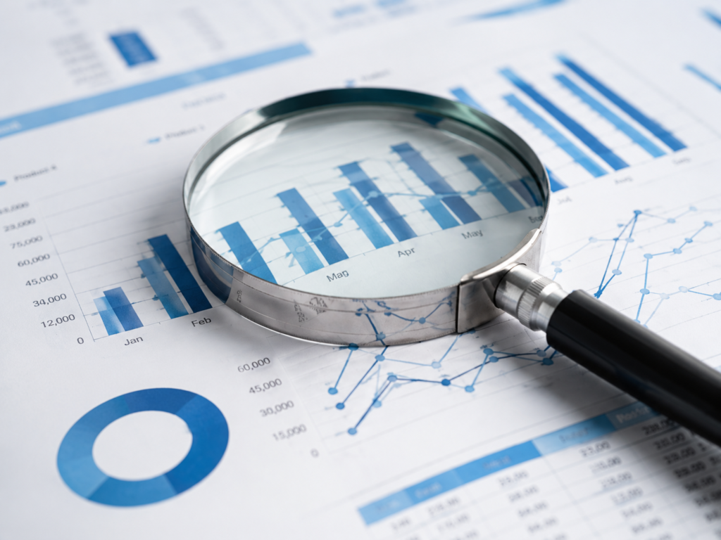 Kurumsal performans ve verilerin analizini temsil eden büyüteçli grafik görseli